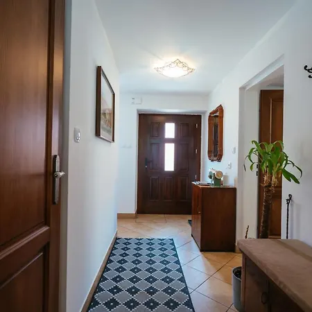 Stol Apartment Zirovnica