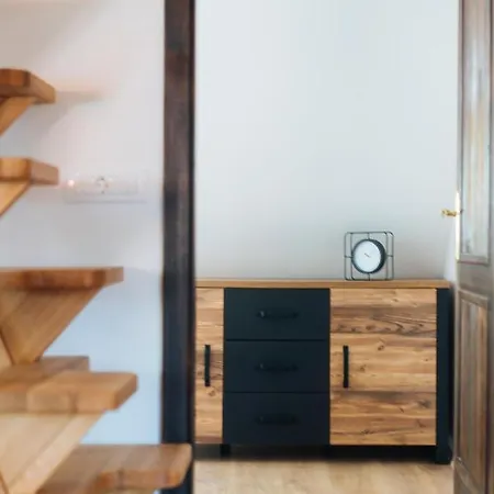 Stol Apartment Zirovnica